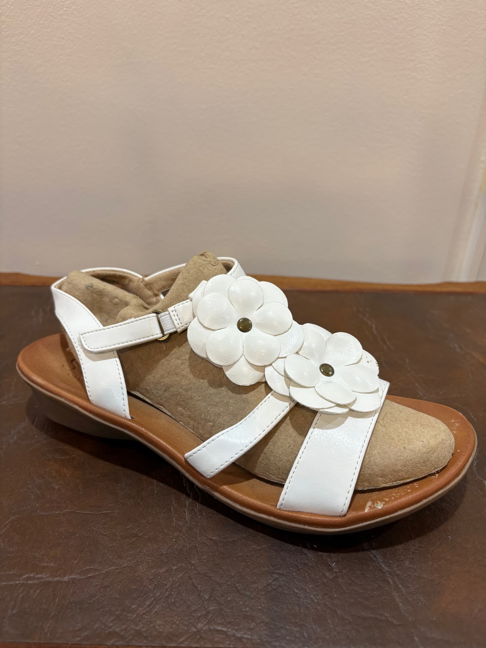 Soul Naturalizer White Flower Detail Wedge Sandal — Velcro Buckle | Size 6.5